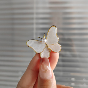 Broche de mariposa blanca, broche de perlas de alta calidad anti-fritilaria y anti-luz, venta al por mayor directa de fábrica. - Product Image 3