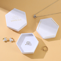 Coffret de Présentation Hexagonal Premium en Carton Rigide Blanc avec Logo Doré pour Objets de Famille