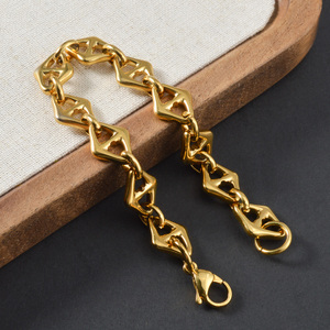 Pulsera de Eslabones Triangulares Huecos de Acero Inoxidable Chapado en Oro de 18K al por Mayor, Impermeable, Hipoalergénica, Joyería de Moda a Granel - Product Image 5