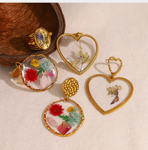 Boucles d'oreilles Huggie géométriques en forme de cœur avec fleurs séchées, style bohème, en acier inoxydable plaqué or 18 carats pour femme, Elodie, Anniversaire - Product Image 1