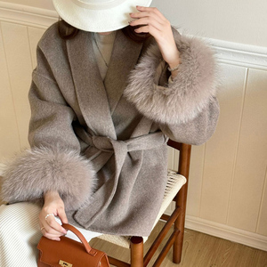 Cappotto Pregiato <span class=keywords><strong>in</strong></span> Vera <span class=keywords><strong>Lana</strong></span> Double-Face con Cintura e Pelliccia di Volpe, <span class=keywords><strong>Giacca</strong></span> Corta <span class=keywords><strong>in</strong></span> Cashmere dal Carattere Sofisticato con Polsini Rimovibili <span class=keywords><strong>da</strong></span> <span class=keywords><strong>Donna</strong></span> - Product Image 2