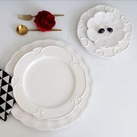 Assiette de dîner personnalisée avec logo, style royal, motif floral, blanc classique, décorative en relief, ensemble de vaisselle en porcelaine, assiette de présentation pour mariage