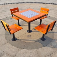 Table d'échecs d'extérieur moderne en teck et MDF avec structure métallique et quatre chaises pour la restauration hôtelière et les jeux d'échecs
