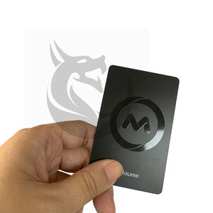 Carte de visite personnalisée de luxe en PVC noir mat, épaisseur 0,76 mm, impression offset avec encre UV en relief, finition brillante/métallique - Product Image 1