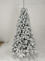 Sapin de Noël floqué avec des cônes de pin, design givré, ambiance hivernale naturelle