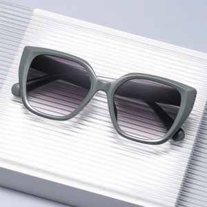 Lunettes de soleil œil de chat tendance pour femmes, monture PC, protection UV400, verres dégradés gris, style haut de gamme - Product Image 2