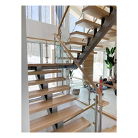 Escalier moderne en bois, marche triangulaire, escalier métallique, barre, balustrade, escalier mono poutre