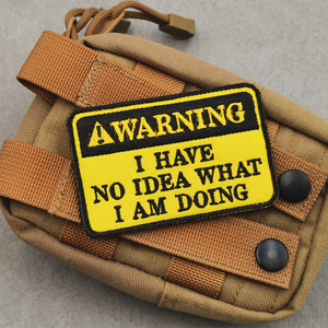 Parche de Tela Bordado con Advertencia 'NO SÉ CUÁL ES MI TRABAJO', Amarillo Táctico y Rojo, Divertido, para Coser en Bolsas, Gorras y Prendas - Product Image 2