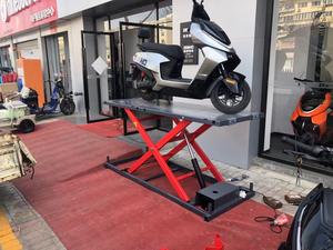 Lève-moto électrique Xinyuan avec conception à ciseaux, bascule avant/arrière, hydraulique monocylindre, hauteur de levage maximale de 115 cm, capacité de 400 kg - Product Image 4