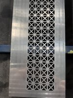 Panneau en aluminium perforé à trous triangulaires géométriques renforcé en carton ondulé personnalisé avec ventilation pour écran décoratif et façade
