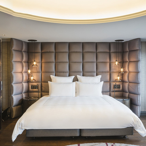 Ensemble complet de meubles de chambre en bois massif pour hôtel et maison d'hôtes, mobilier moderne personnalisé pour gîte, ensemble lit, cadre TV et chaises pour hôtels - Product Image 1