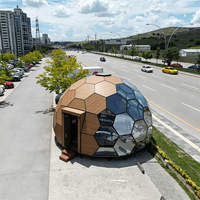 Dôme à bulles isolé quatre saisons avec panneaux mixtes et lucarne, idéal pour salons professionnels, hébergement scénique tropical en bord de mer