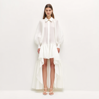 Nouvelle Robe Femme Tendance Blanche à Col Pointu, Épaules Dénudées, Manches Ballon, Boutonnée, Taille Smockée, Volants Asymétriques, Coupe Asymétrique