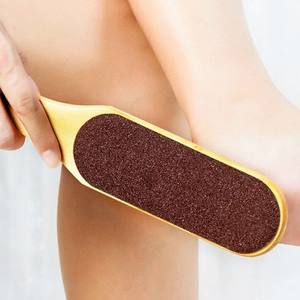 <span class=keywords><strong>Piedra</strong></span> pómez volcánica <span class=keywords><strong>de</strong></span> doble superficie <span class=keywords><strong>de</strong></span> arena natural con mango <span class=keywords><strong>de</strong></span> madera eficaz para pedicura y eliminación <span class=keywords><strong>de</strong></span> callos y piel muerta - Product Image 1