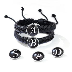 Pulsera de cuero trenzado negro con inicial, unisex, ideal para regalo. - Product Image 5