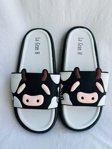 Ciabatte La Gran H con Stampa Mucca, in EVA Antiscivolo, per Casa, Tutte le Stagioni, Design Cartoon, Punta Aperta, Bianche - Product Image 1