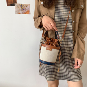 Sac seau en cuir à bandoulière pour femme, élégant, de luxe, de créateur, avec cordon de serrage - Product Image 4