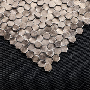Mosaïque métallique 3D hexagonale en aluminium avec support en maille or rose pour usage hôtelier - Product Image 3