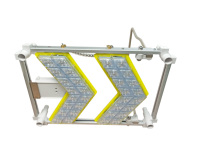 Panneau de flèche en métal de guidage du trafic Avertissement LED rouge et bleu pratique réfléchissant pour le détournement du trafic routier