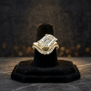Anillo de diamante cultivado en laboratorio en oro amarillo de 14K y 18K |   Anillo de compromiso con diamante central en forma de hoja para mujer |   Joyería Fina de Lujo - Product Image 1