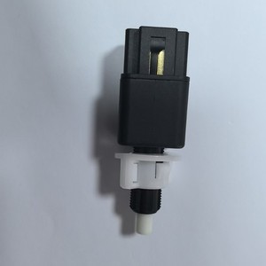 Interruptor de Luz de Freno Hino 84550-E0020 84340E0010 12V para Reemplazo y Reparación Compatible con Nissan - Product Image 1
