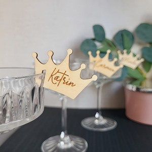 จี้แก้วไวน์รูปมงกุฎไม้ลายฮันนี่แอนด์สวีทเนสส์ พร้อมสลักชื่อส่วนตัว ของตกแต่งโต๊ะงานแต่งงาน ของตกแต่งหน้าเค้ก ของขวัญ - Product Image 2