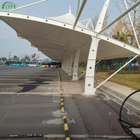 Grand abri de stationnement Lyfe multi-voitures à membrane tendue courbée, structure en membrane sur mesure