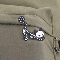 Broche en émail chat squelette mignon noir et blanc, chat étiré, pour décoration de sac à dos