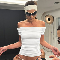 Europese en Amerikaanse stijl dameskleding zomer 2025 nieuwe mode sexy strakke afslankende off-shoulder taille T-shirt groothandel