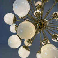 Superbe lustre spoutnik en verre de Murano et laiton moderne du milieu du siècle avec 30 sphères en verre irisé pour salon chambre à coucher