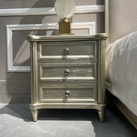 Cadre de lit double en bois massif de chêne sculpté, style moderne rétro, style américain, avec revêtement en tissu doux et design en tissu.