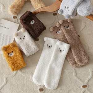 Chaussettes pantoufles chaudes et épaisses en tricot pour femme, mi-mollet, motif ours de dessin animé, écologiques et douillettes pour l'hiver - Product Image 1