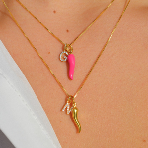 Collana con pendente al peperoncino smaltato colorato abbinata a una collana portafortuna personalizzata con lettera in zircone - Product Image 4