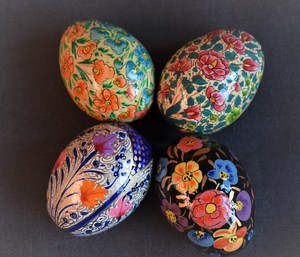 Colección de huevos de papel mache de Cachemira de alta calidad para una decoración elegante del hogar para ocasiones de Pascua - Product Image 2