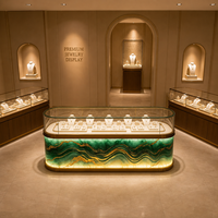 Luxuriöse Schmuckvitrine aus vergoldetem Jade und künstlichem transluzentem Stein mit LED-Beleuchtung und Aufbewahrungsfächern