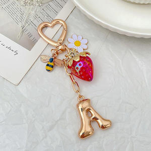 Gancio con chiusura a cuore placcato dorato con ciondoli alla <span class=keywords><strong>fragola</strong></span> portachiavi con lettera iniziale - Product Image 2