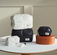 Vente chaude Voyage Grande Capacité Poche Zipper Logo Personnalisé Trousse De Maquillage Soins De La Peau De Stockage Étui Souple Puffer Matelassé Cosmétique Sac
