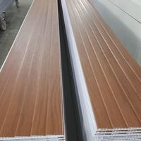 Panneau de plafond suspendu en PVC imperméable au design moderne et populaire pour les applications dans les salles de bain, les hôtels et les hôpitaux