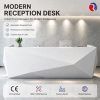 Comptoir d'accueil minimaliste avec structure en panneaux blancs, table d'appoint étendue et style professionnel moderne