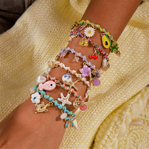 Pulsera Tejida Multicolor Hecha a Mano con Dijes de Oro de la Serie Océano: Estrella de Mar, Tortuga, Pez, Flor y Perla - Product Image 1