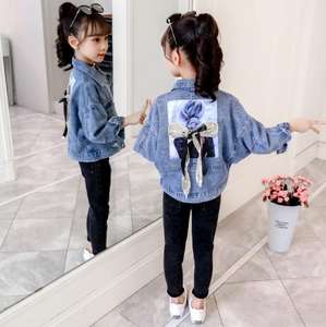 Vestes en jean décontractées bleues courtes et amples pour filles avec nœud papillon au dos, provenant de l'usine de vêtements pour enfants en gros - Product Image 2