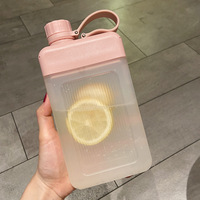Bouteille d'eau carrée en plastique avec poignée en corde pour le bureau, les sports de plein air, la gym et le fitness