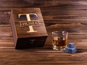 <span class=keywords><strong>Da</strong></span> Magazzino USA Spedizione Gratuita Set Singolo con Bicchiere <span class=keywords><strong>da</strong></span> Whiskey e Cubetti di Ghiaccio in Pietra in Scatola di Legno per Regalo <span class=keywords><strong>Uomo</strong></span> Personalizzato Regalo di Natale - Product Image 2