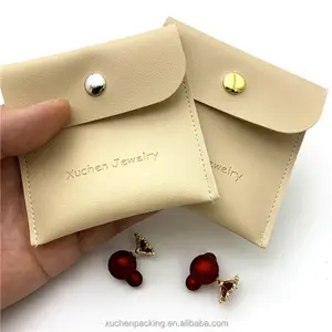 Bolsa de joyería de cuero PU de gamuza sintética marfil personalizada con logotipo en relieve anillo collar pulsera embalaje bolsa de sobre de regalo