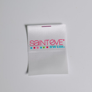 Étiquette en tissu coton-polyester imprimé haute définition avec logo personnalisé et symboles de lavage pour la décoration de chapeau - Product Image 2