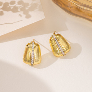 Boucles d'oreilles clous géométriques en or avec zircon incrusté, serti clos, bijoux tendance pour femmes - Product Image 3