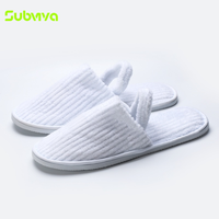 Chaussons de spa premium en polaire corail rayée avec bride à la cheville et semelle EVA, jetables, pour invités d'hôtels, spas et complexes hôteliers