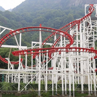 Manèges de parc d'attractions, montagnes russes à sensations fortes, longueur de la piste de 300 m, vitesse de 49 km/h, 16 passagers, construction en acier et fibre de verre