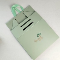Boîte cadeau rigide pliable de luxe en carton vert avec logo estampé or, boîte cadeau magnétique pour boutique de vêtements et de cosmétiques