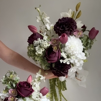 Bouquets de mariée et de demoiselles d'honneur en fleurs artificielles bordeaux et vertes, arrangement floral magenta pour la décoration de l'allée de mariage